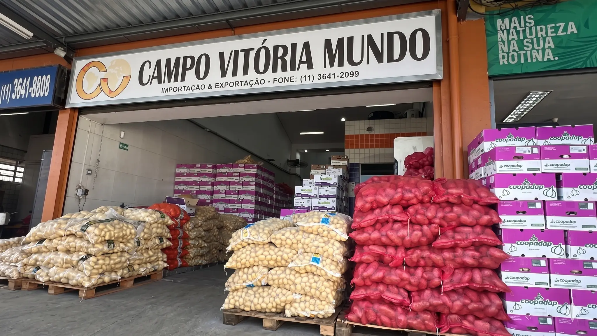 Fachada real da Campo Vitória Mundo no CEAGESP com estoque de batatas, cebolas e alho